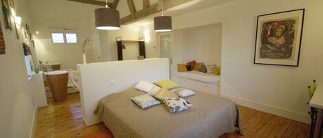 Double Room (Contemporaine) | Individually decorated, individually furnished, free WiFi, bed sheets