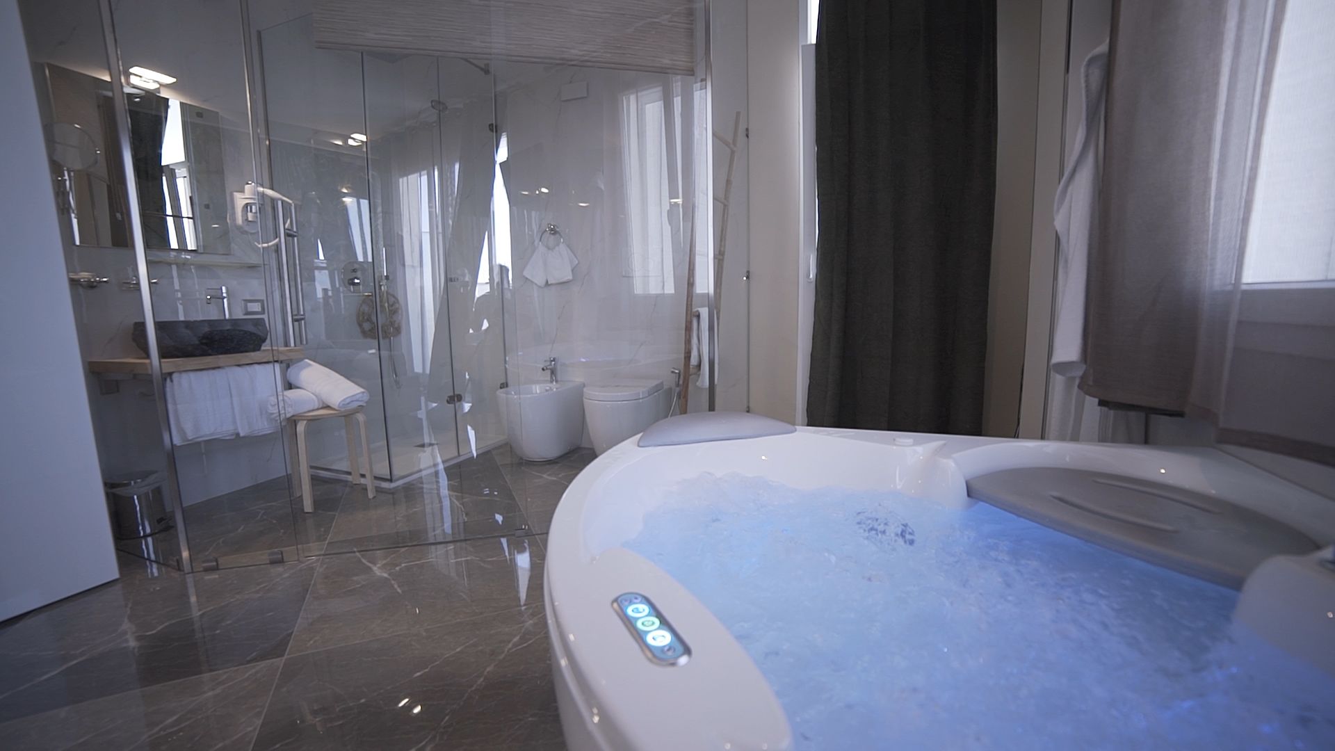 Suite | Bagno | Doccia, soffione a pioggia, set di cortesia gratuito, bidet