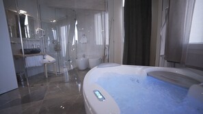Suite | Bathroom | Shower, rainfall showerhead, free toiletries, bidet - Hotel Royal (Porto Cesareo)