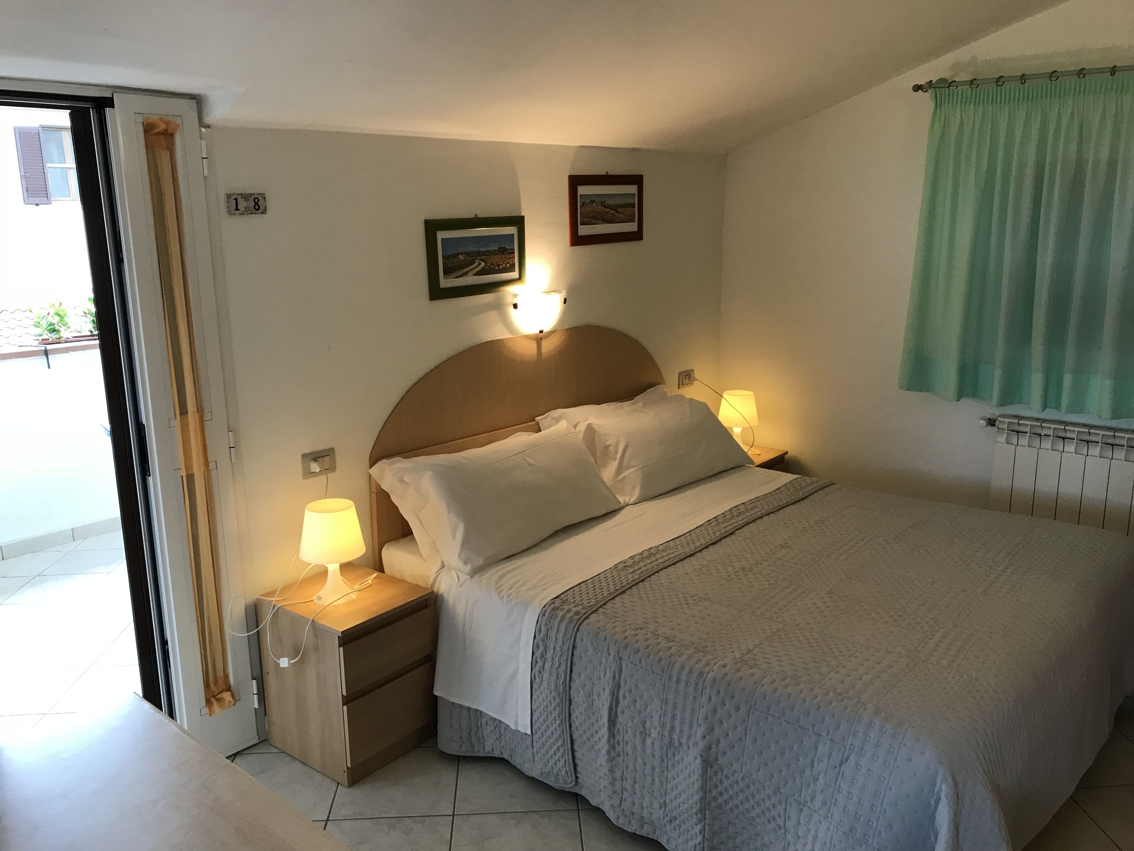 Doppia Standard | Minibar, una scrivania, ferro/asse da stiro