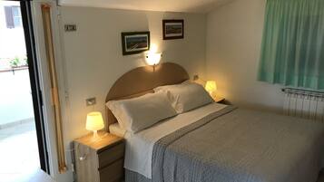 Doppia Standard | Minibar, una scrivania, ferro/asse da stiro