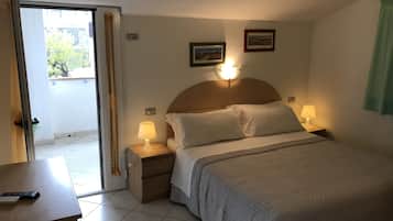 Doppia Standard | Minibar, una scrivania, ferro/asse da stiro