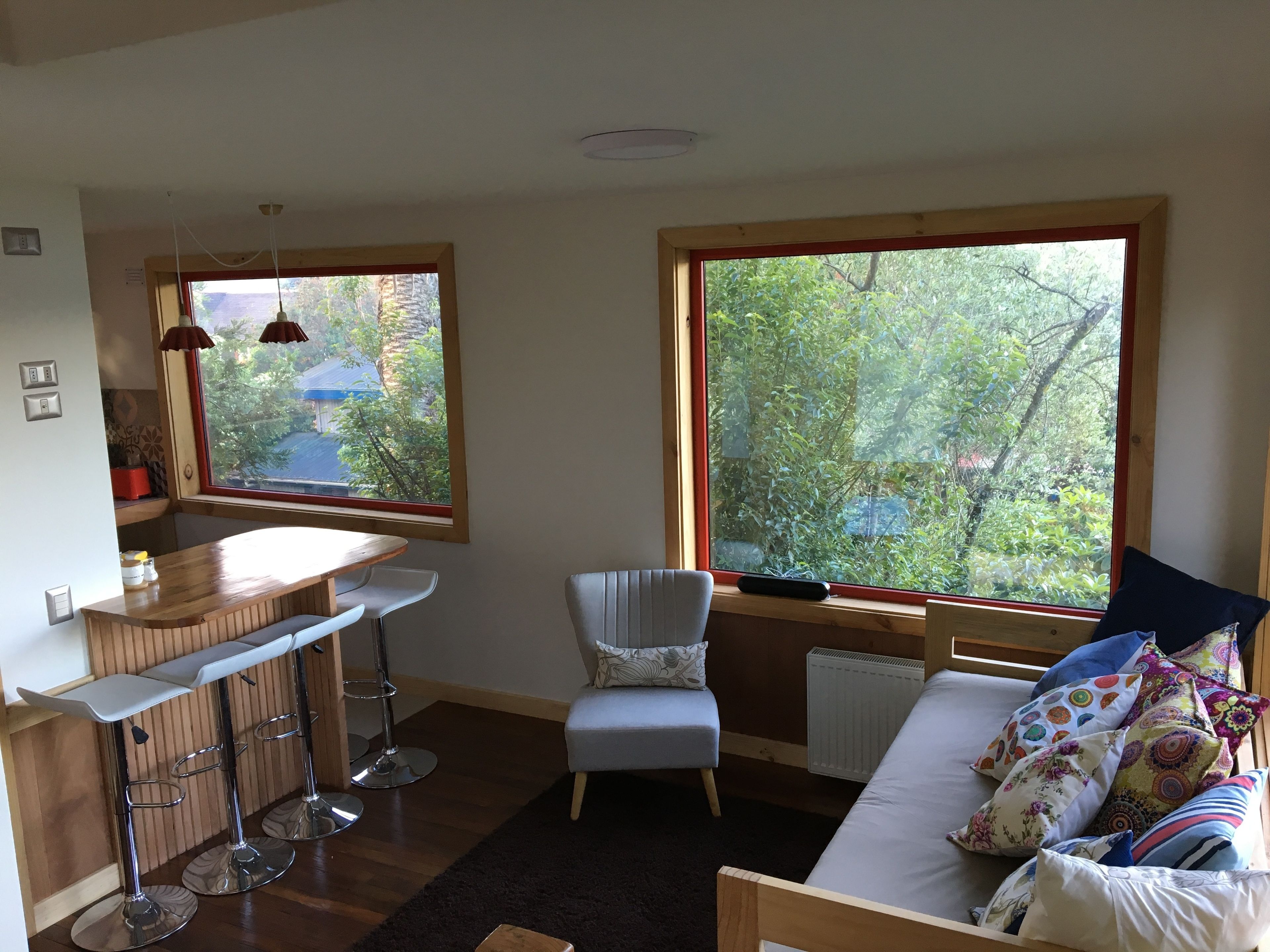 Standardhytte - 2 soveværelser - terrasse | Opholdsområde | 32-tommers smart-tv med kabelkanaler, tv