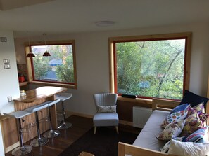 Hytte – standard, 2 soverom, terrasse | Oppholdsområde | En 32-tommers smart-TV med kabel-kanaler samt TV