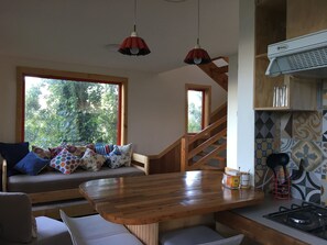 Hytte – standard, 2 soverom, terrasse | Oppholdsområde | En 32-tommers smart-TV med kabel-kanaler samt TV