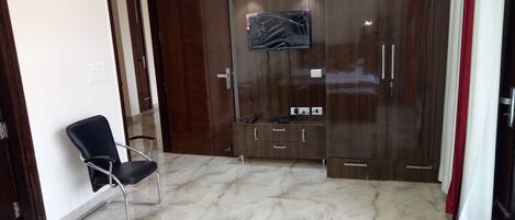 Shower, free toiletries