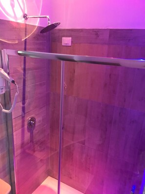 Douche, articles de toilette gratuits, serviettes fournies