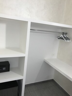 Chambre Deluxe Double ou avec lits jumeaux, salle de bains privée | Vue de la chambre