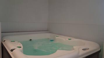 Tina y regadera independientes y tina de hidromasaje