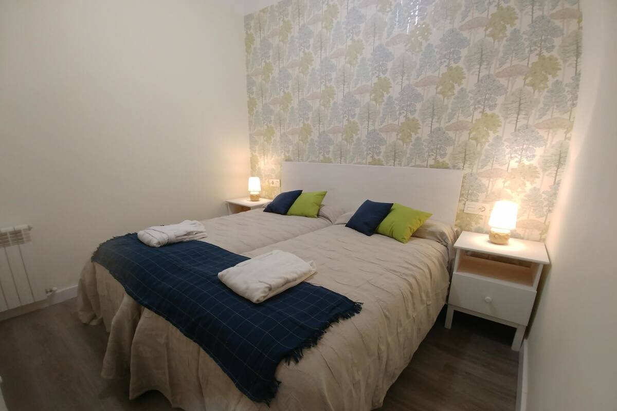 Maison Confort, 2 chambres, bain Ă remous | 1 chambre, fer et planche Ă repasser, Wi-Fi gratuit, draps fournis
