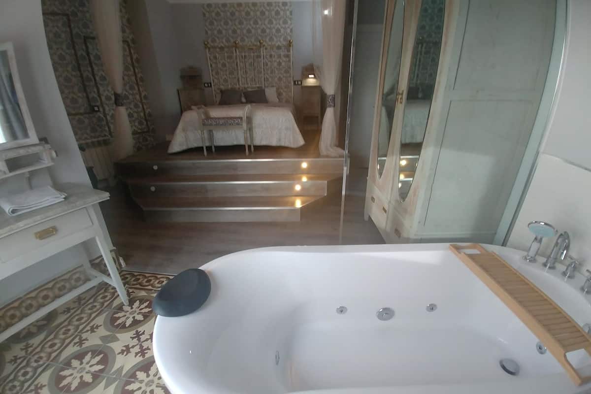 Loft Confort, 1 grand lit | 1 chambre, fer et planche Ă repasser, Wi-Fi gratuit, draps fournis