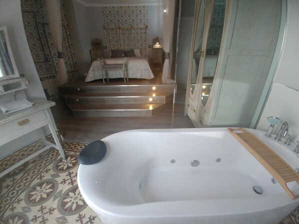 Comfort Loft, 1 Queen Bed | Iron/ironing board, free WiFi, bed sheets