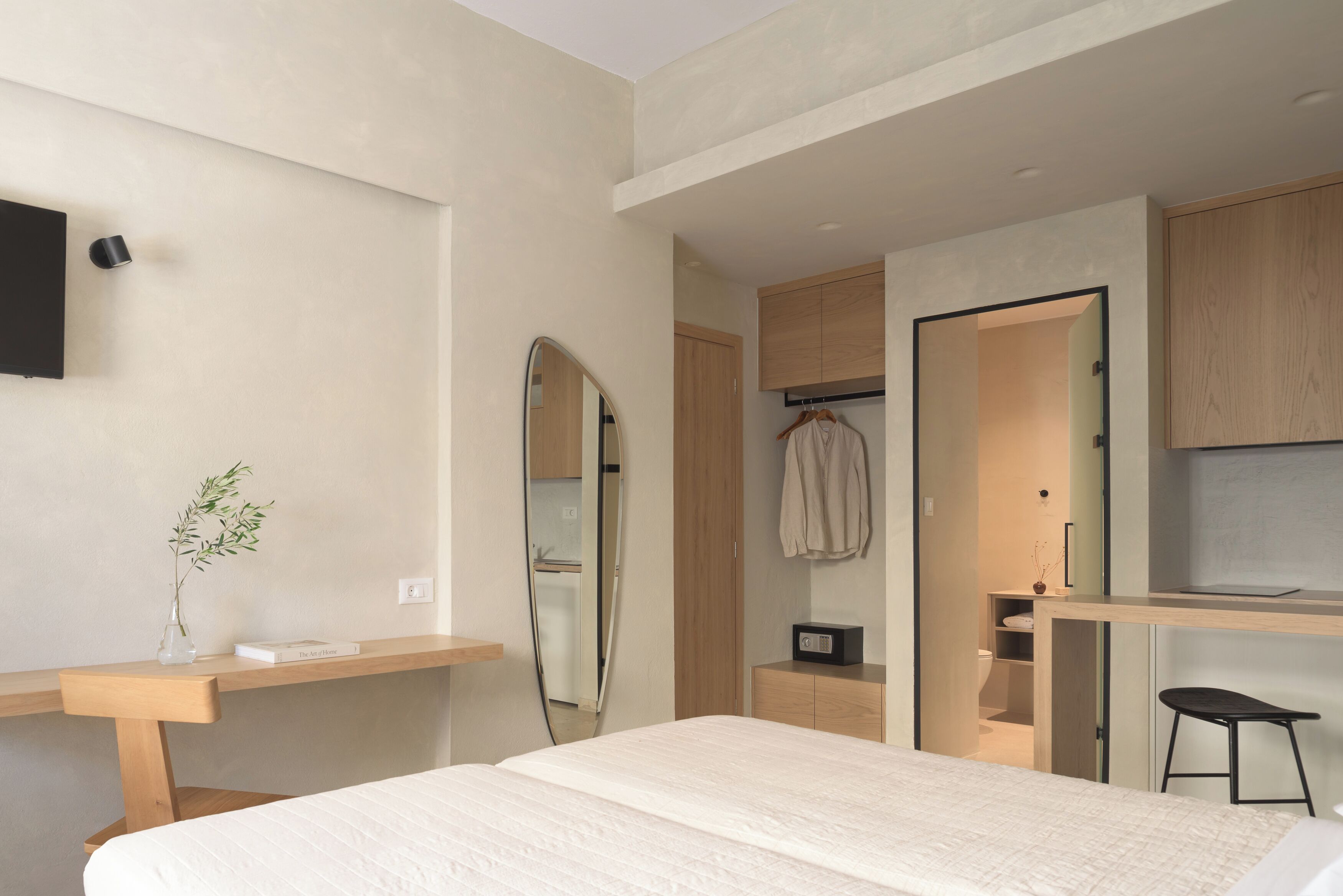 deluxe studio | in-room safe, blackout curtains, free wifi, bed sheets