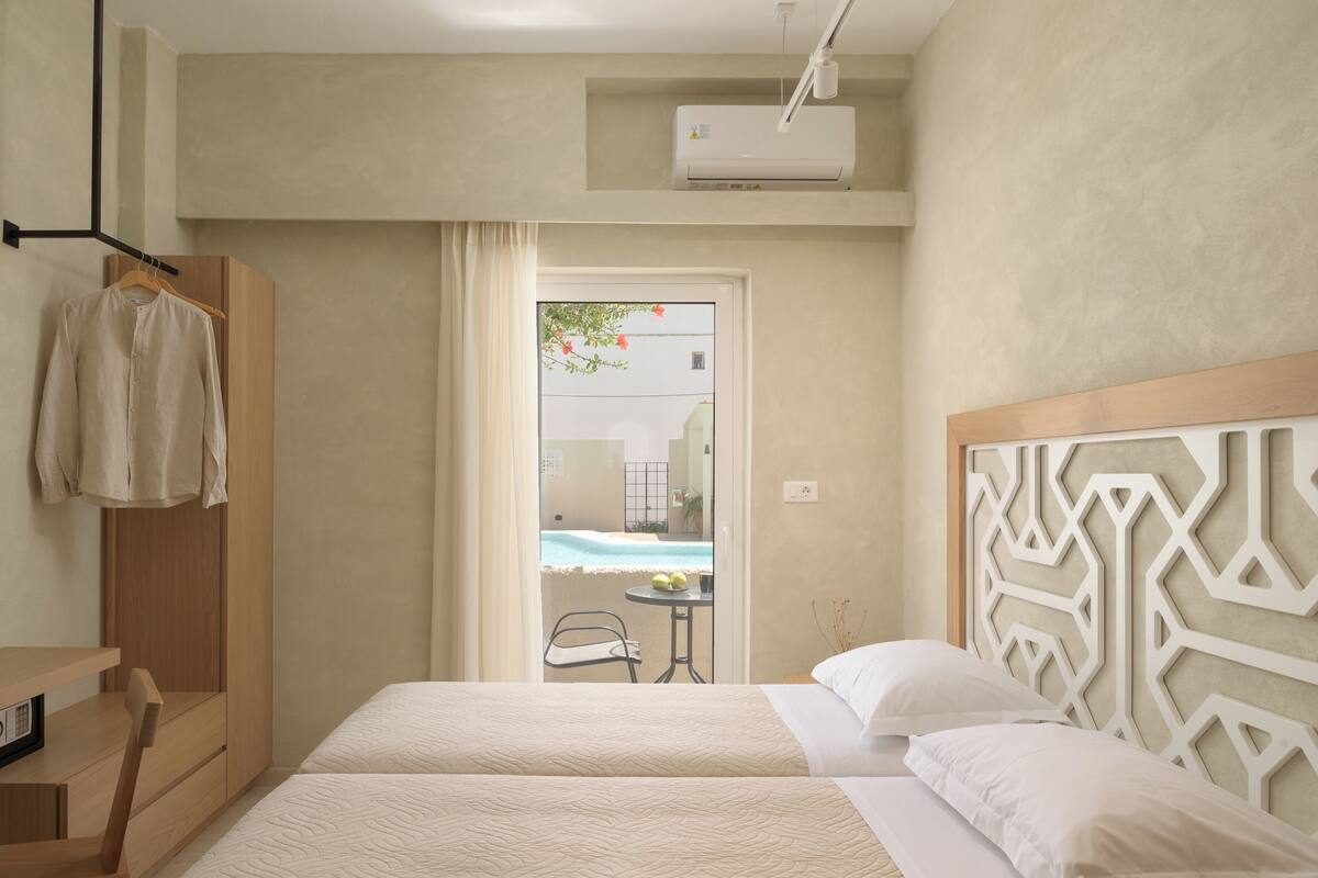 deluxe double room, non smoking, pool view | in-room safe, blackout curtains, free wifi, bed sheets