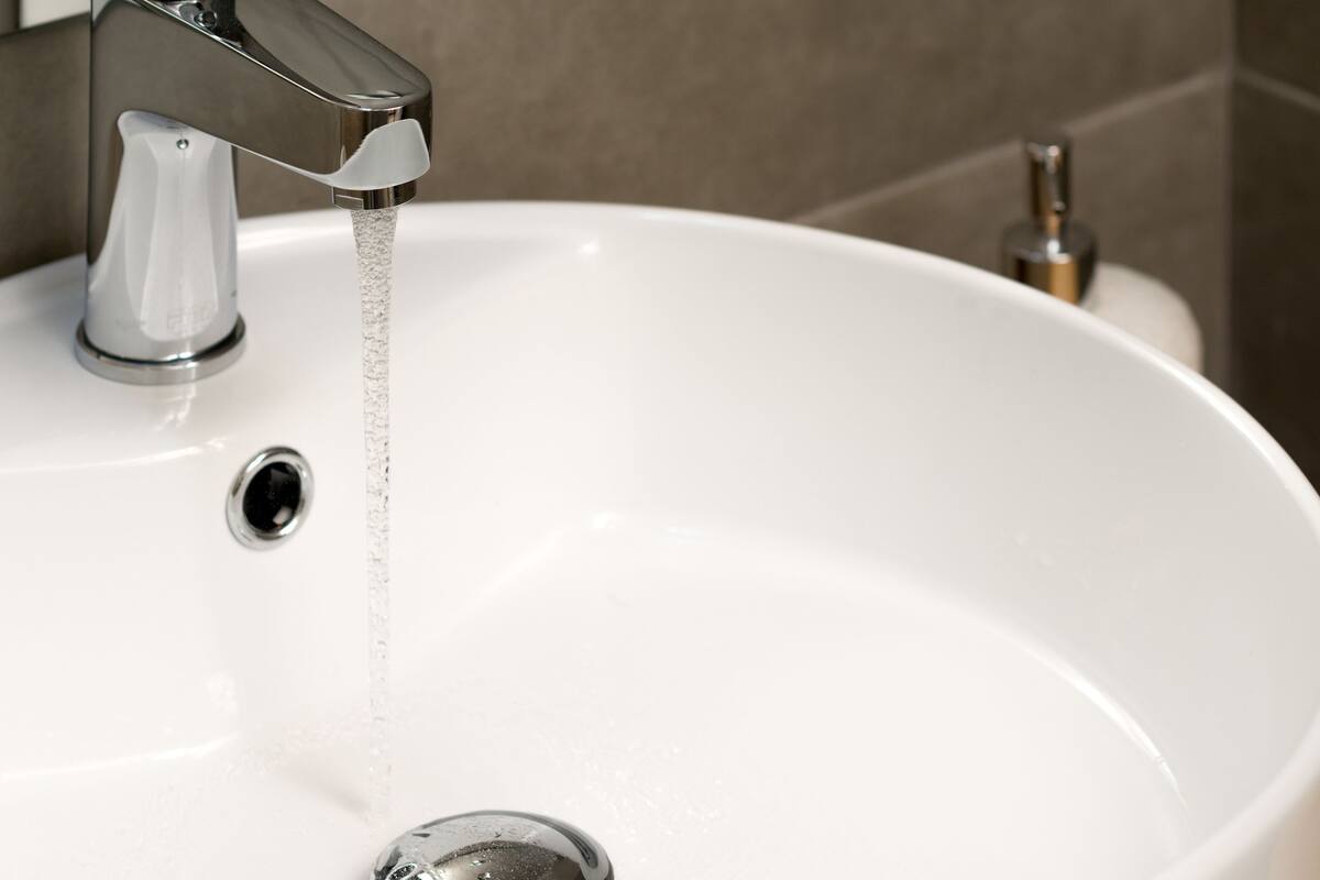 deluxe studio | bathroom sink