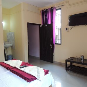 Habitación Deluxe doble, 1 cama de matrimonio, fumadores, baño privado | 1 dormitorio y camas supletorias