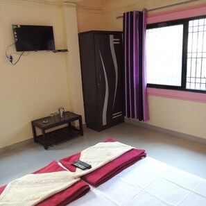 Chambre Double Deluxe, 1 grand lit, fumeurs, salle de bains privée | 1 chambre, lits pliants/supplémentaires