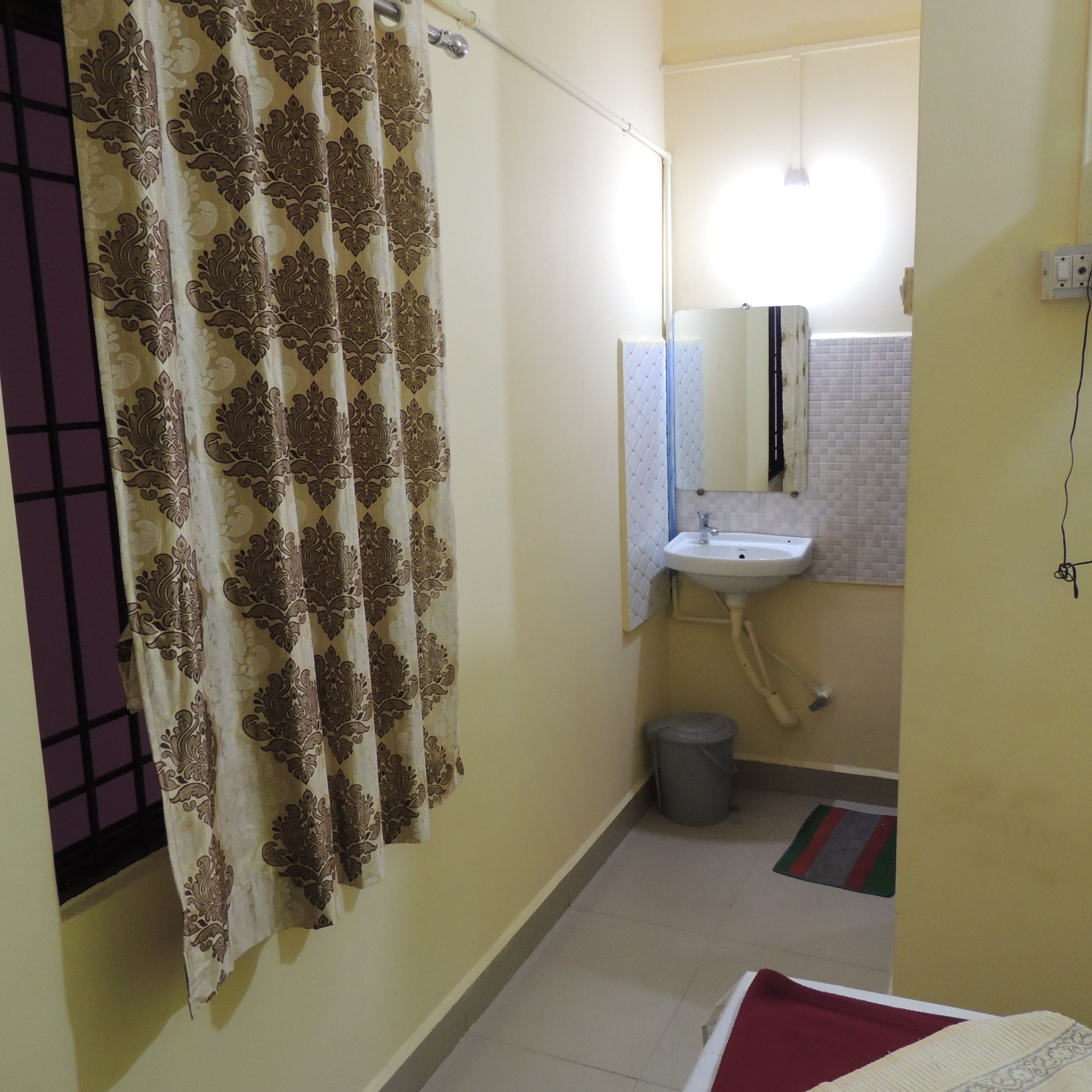 Shower, free toiletries, bidet, towels