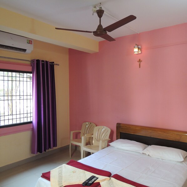 Deluxe Double Room, 1 Queen Bed, Smoking, Private Bathroom