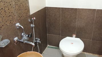 Shower, free toiletries, bidet, towels
