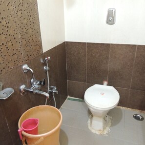 Douche, articles de toilette gratuits, bidet, serviettes fournies