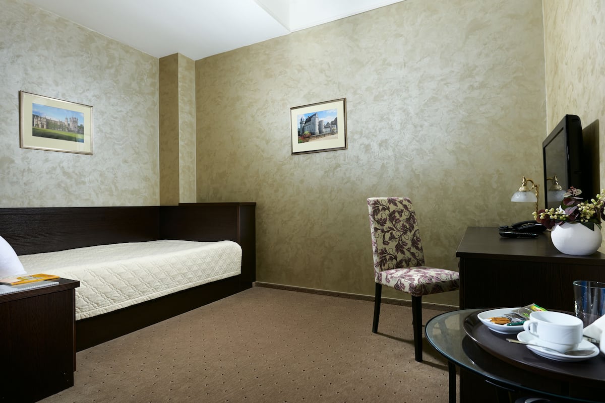 Kamar Single Ekonomi | Brankas, meja kerja, Wi-Fi gratis, dan seprai linen