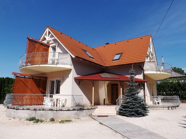 Vista frontal de la propiedad