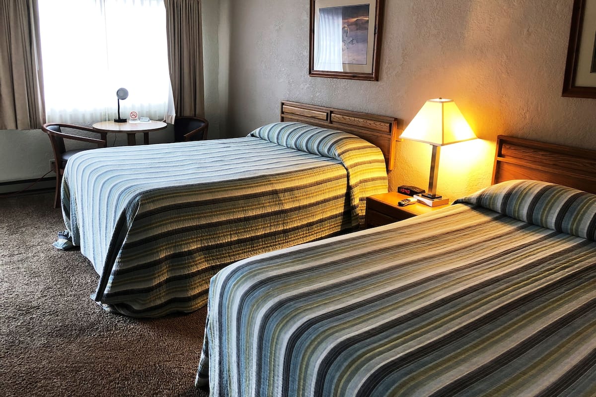 Escritorio, cortinas blackout, wifi gratis y ropa de cama