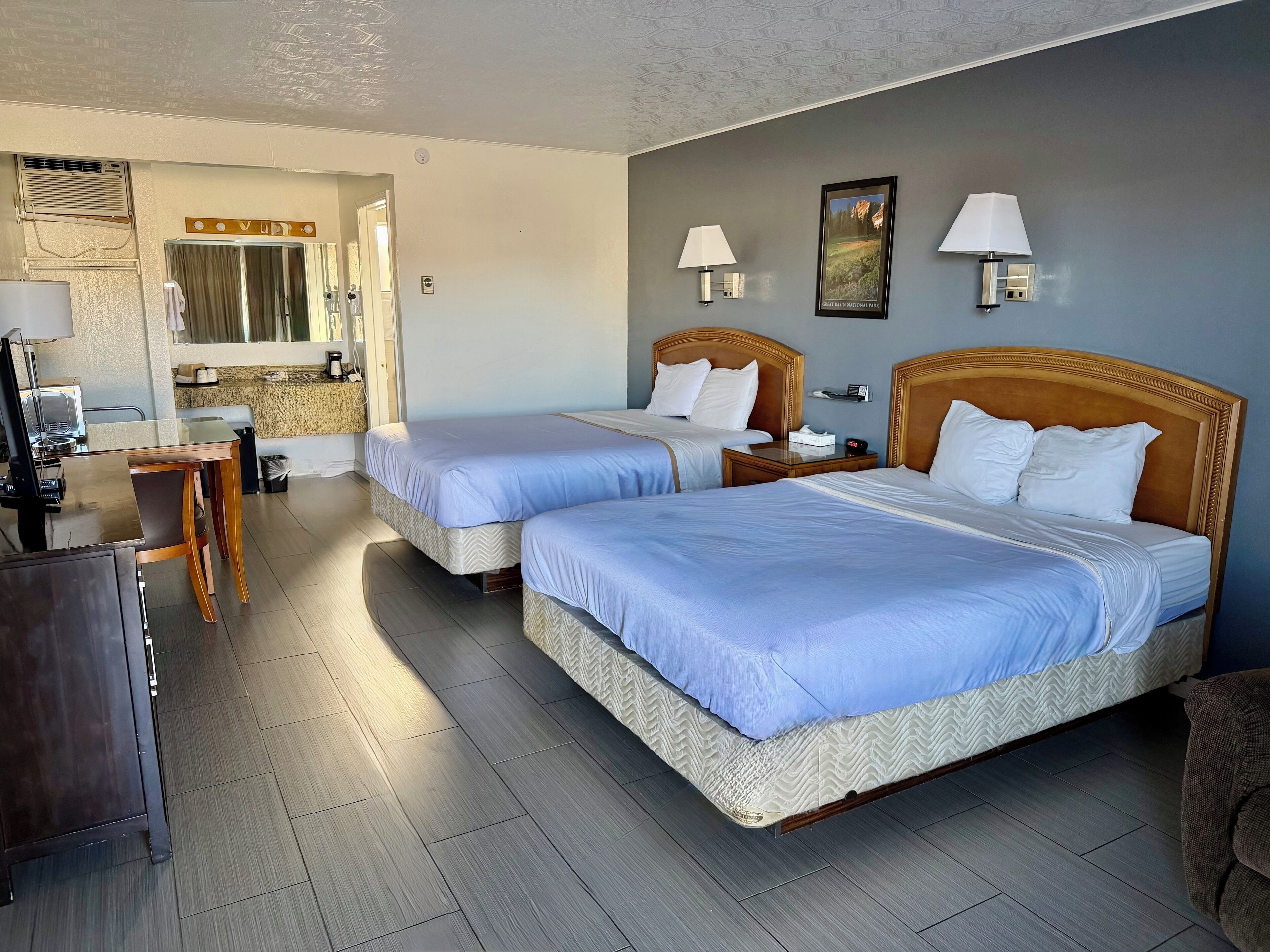 Pet Room, 2 Queen Beds | 办公桌、遮光窗帘、免费 WiFi、床单