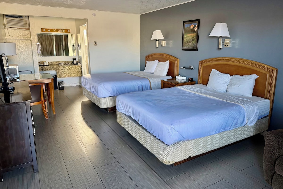 Pet Room, 2 Queen Beds | Escritorio, cortinas blackout, wifi gratis y ropa de cama