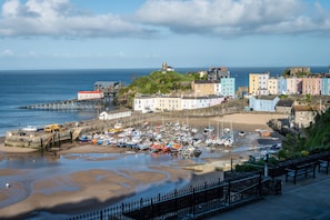 Front of property - Royal Lion Hotel (Tenby)