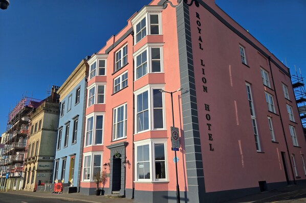 Front of property - Royal Lion Hotel (Tenby)