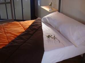 In-room safe, bed sheets - Albergue Turistico Cornalvo - Hostel (Trujillanos)