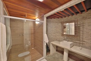 Special Bungalow | Bathroom | Shower, free toiletries, towels - Pousada Sitio da Prainha (Tamandaré)