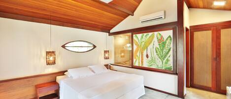 Un dormitorio con una cama grande, techo de madera y una ventana con una pintura de una planta.