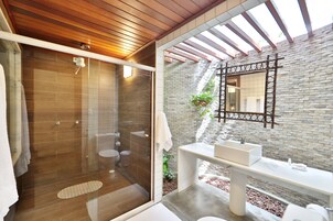Bungalow Deluxe | Badrum | Dusch, gratis toalettartiklar och handdukar