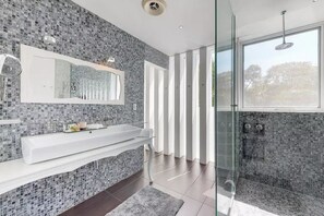 Villa de lujo | Baño | Regadera, tina profunda, amenidades de baño gratuitas, toallas 