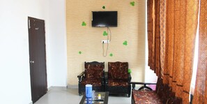 Phòng đôi Deluxe, 1 giường đôi | Khu phòng khách | TV màn hình phẳng 