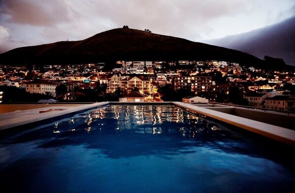 Outdoor pool - Gonana Luxury Apartments (Cape Town)