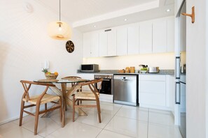 Full-size fridge, microwave, oven, dishwasher