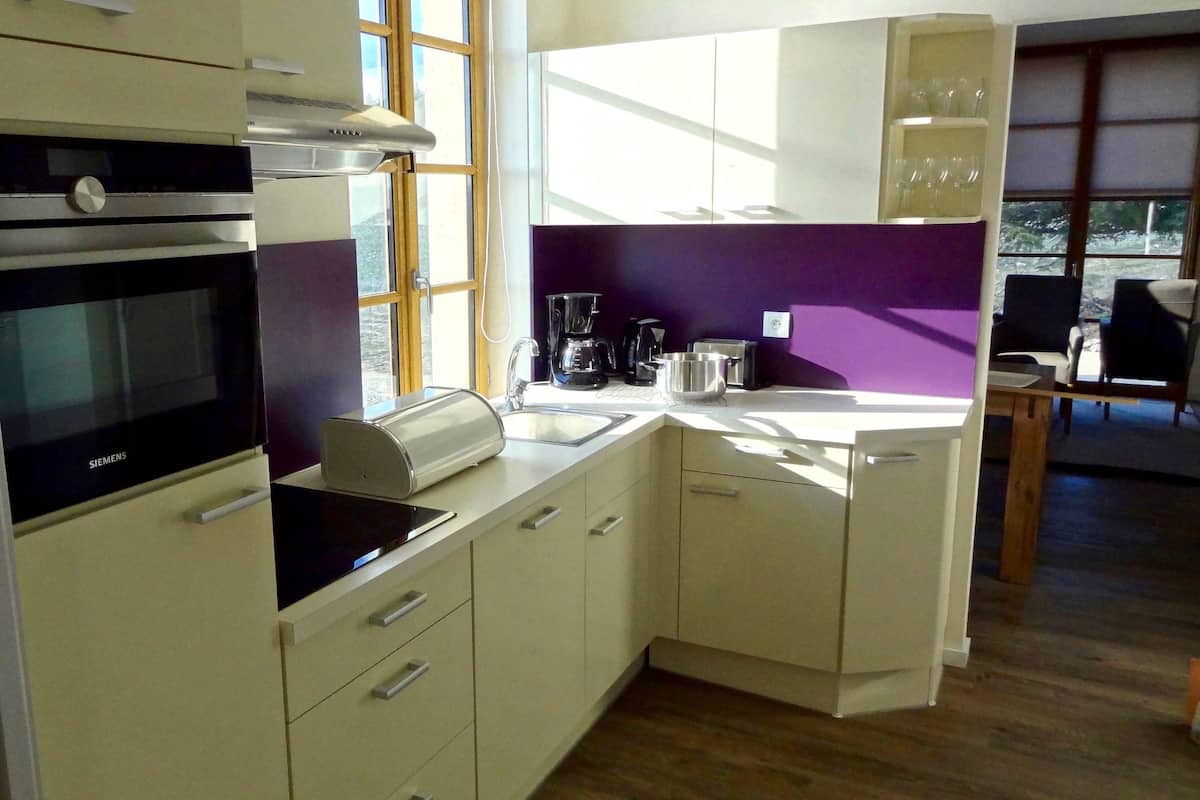 Una cocina moderna con un horno Siemens, una cafetera y un tostador.