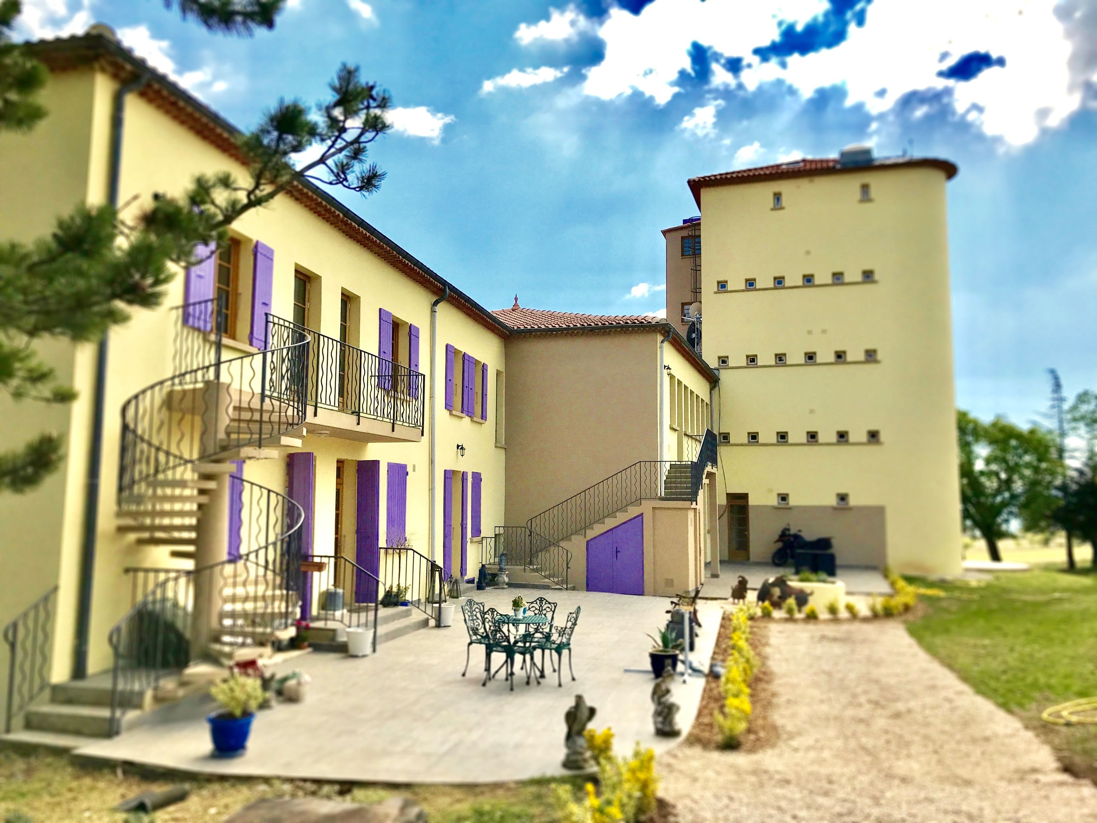 Ein zweistöckiges Gebäude mit Balkon und Treppe.