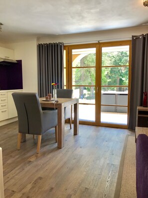 Télévision LED de 32 pouces avec chaînes thématiques, télévision, livres