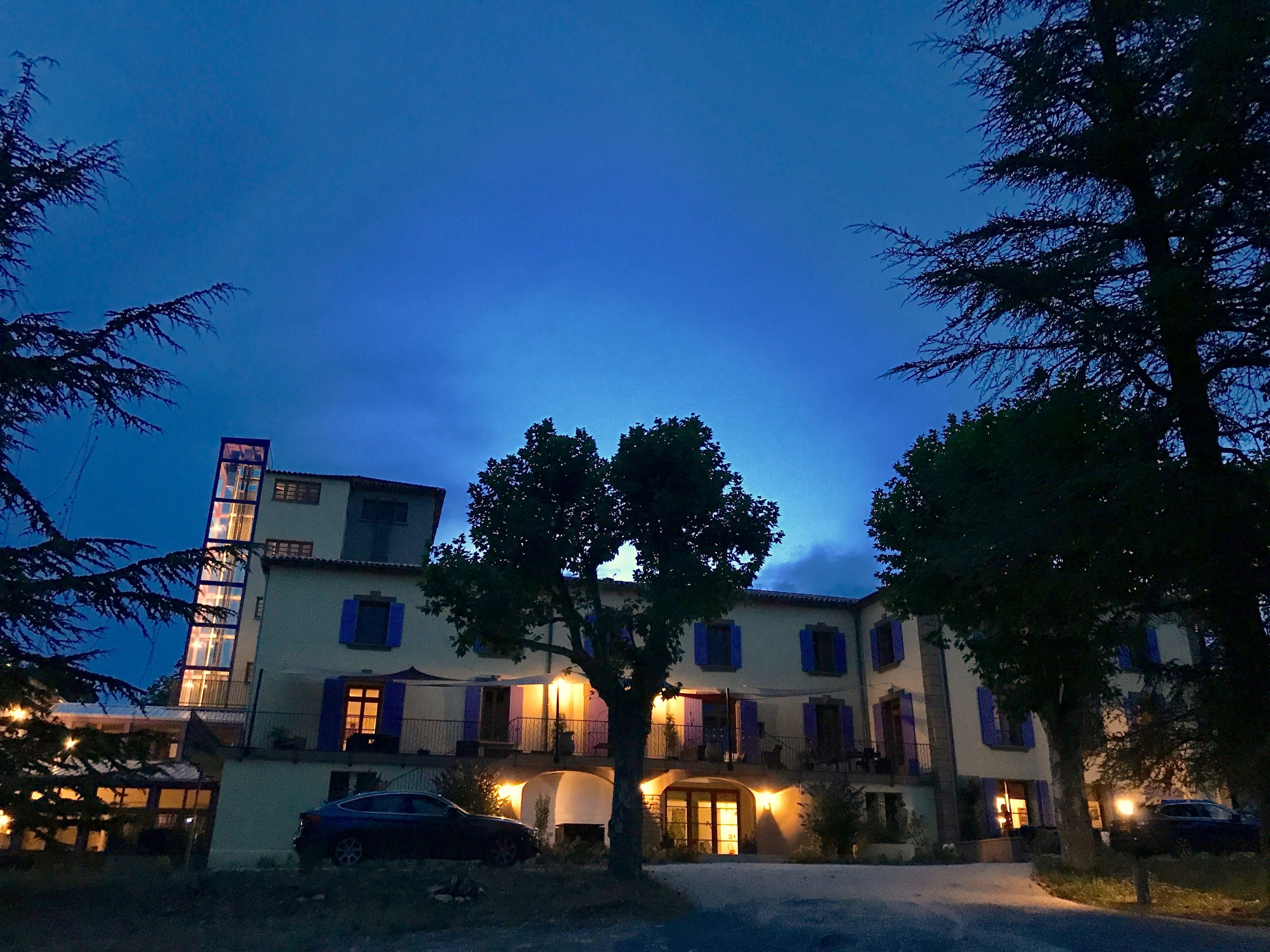 Façana frontal de l'allotjament (vespre/nit)