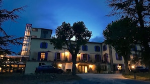 A building with multiple windows and balconies, surrounded by trees. - Résidence Château Ferrassières (Ferrassières)