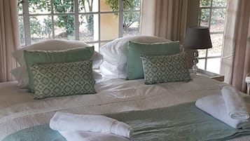 Casa conforto, 3 quartos | 3 quartos, cofres nos quartos, escrivaninha, roupa de cama