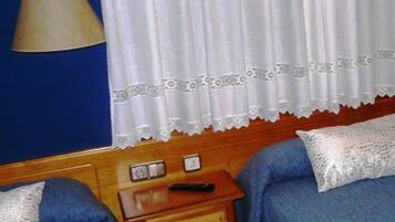 Habitación doble, 2 camas individuales | Cortinas blackout, wifi gratis y ropa de cama