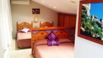 Chambre Quadruple | Rideaux occultants, Wi-Fi gratuit, draps fournis