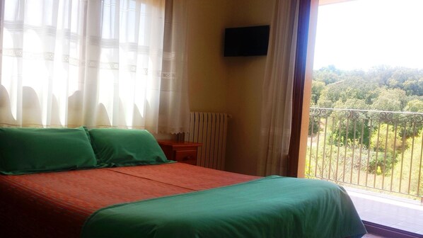 Quarto casal, sacada | Banheiro | Chuveiro/banheira combinados, banheira de imersão