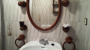 Apartment, 2 Schlafzimmer | Badezimmer | Duschwanne, Komfortbadewanne, Regendusche, kostenlose Toilettenartikel
